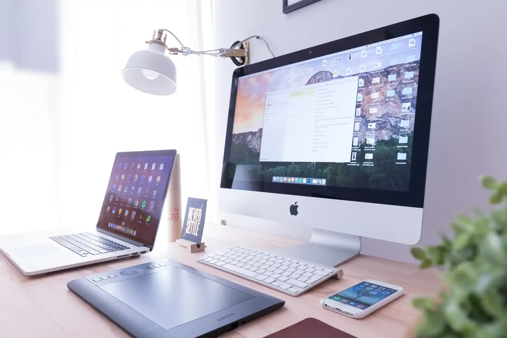 un setup de apple con una IMac y una AirBook