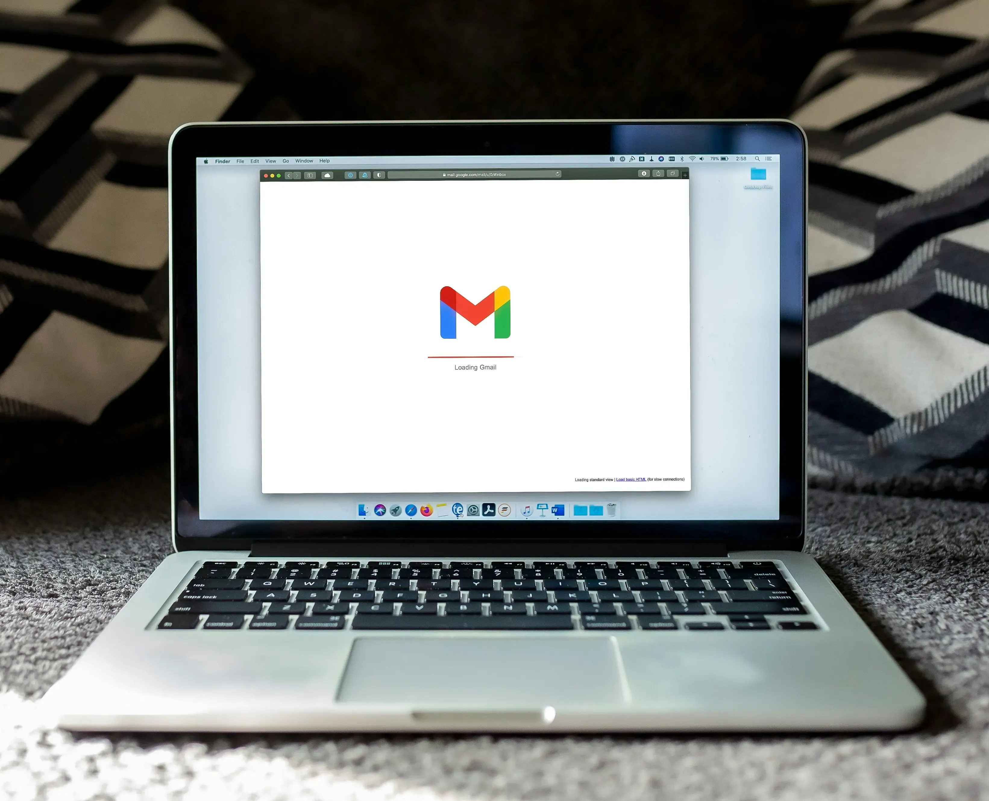 Un ordenador con Email Marketing con Gmail